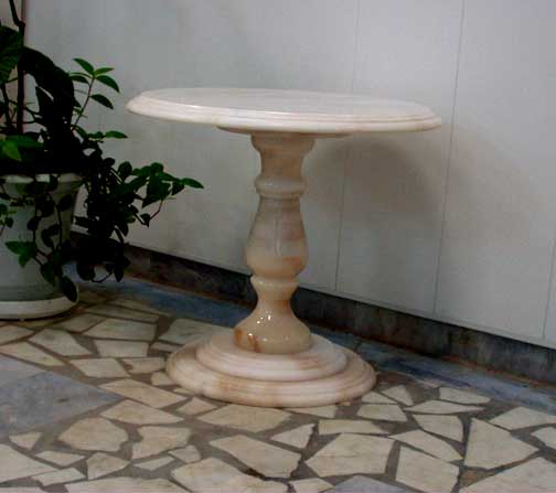 Стол из натурального камня компании Югинвестстоун