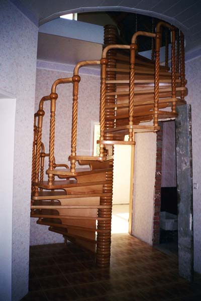 Изображение деревянной лестницы компании Югинвестстоун