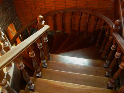 Пример выполнения работы деревянной лестницы компанией Югинвестстоун